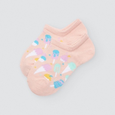 Meias cor-de-rosa com padrão de gelados coloridos em fundo cinza claro