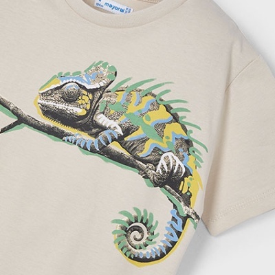 T-shirt bege com estampa colorida de camaleão em ramo