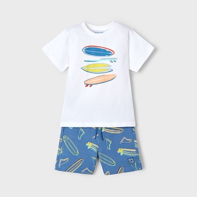 Conjunto infantil t-shirt branca com pranchas de surf e calções azuis com estampa de pranchas