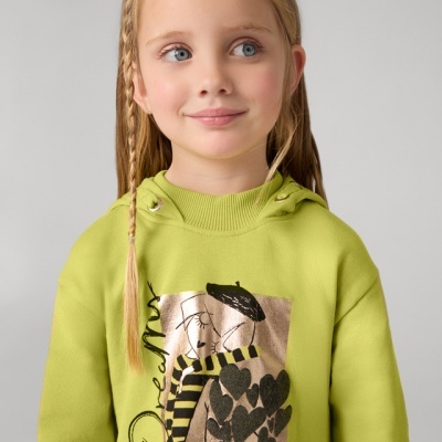 Criança a usar sweatshirt verde com estampa artística e capuz