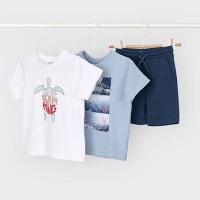 Conjunto infantil com duas t-shirts e calções pendurados em cabides.