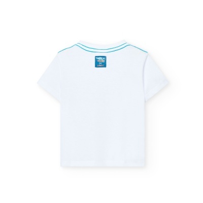 Camiseta branca com gola redonda e etiqueta azul na parte superior das costas