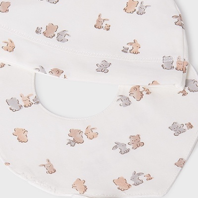 Gorro e babete de bebé brancos com padrão de pequenos animais bege, cinzento e castanho