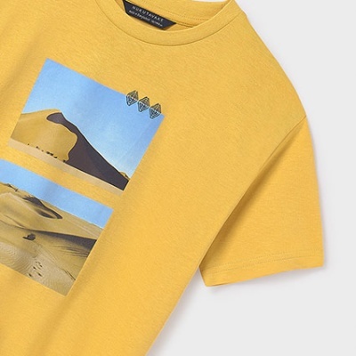 T-shirt amarela com estampas de deserto e etiqueta preta.