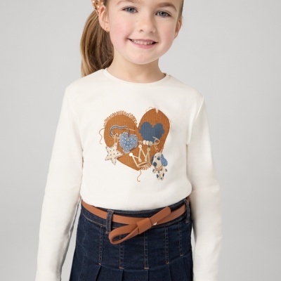 Camisola de malha creme com estampado de corações e saia plissada azul escura com cinto castanho