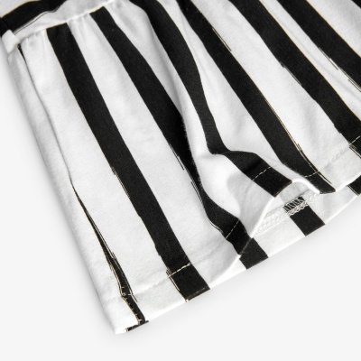 Tecido branco com riscas pretas verticais e costura visível