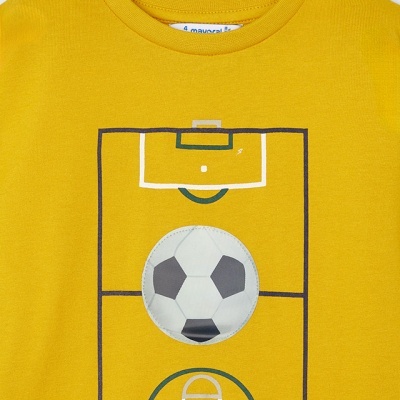 Camisola amarela de criança com estampa de campo de futebol e bola