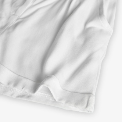 Detalhe de tecido branco com costura dupla na bainha