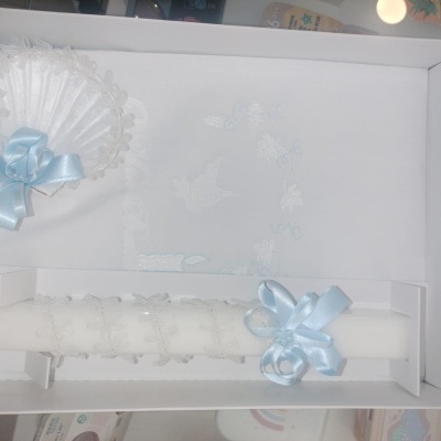 Conjunto de vela e gorro para batizado em caixa branca.