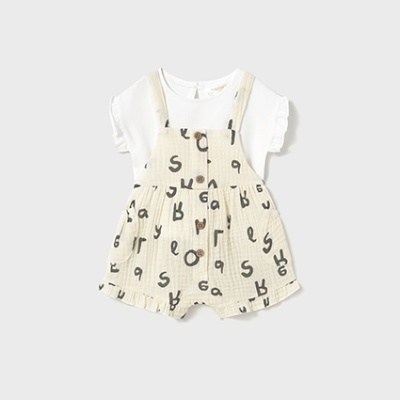 Roupa de bebé com t-shirt branca e jardineiras bege com letras pretas