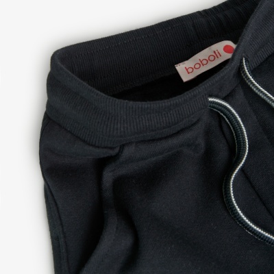 Parte superior de calças ou shorts pretos com cordão e etiqueta boboli