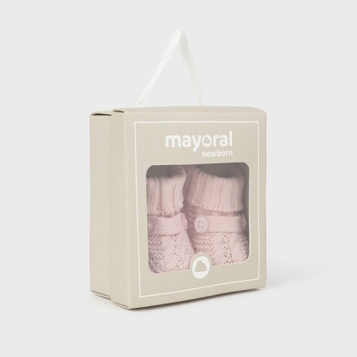 Caixa bege com janela com botinhas cor de rosa para recém-nascido