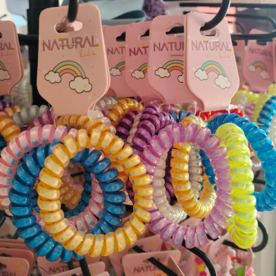 Elásticos para cabelo em plástico colorido como molas em etiquetas cor-de-rosa NATURAL kids com arco-íris.
