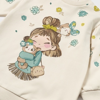 Camisola infantil creme com estampa de menina e flores