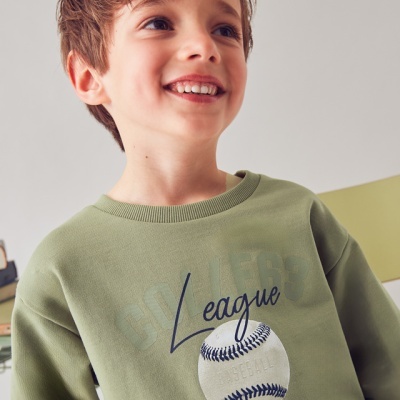 Camisola infantil verde com estampa de basebol e texto azul