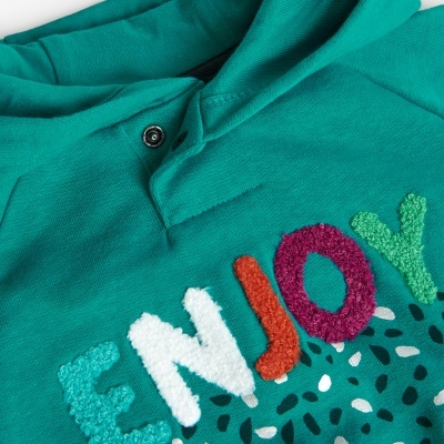 Camisola verde com capuz e letras coloridas em relevo ENJOY