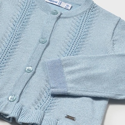 Cardigã azul claro de malha para bebé com botões frontais e folhos na barra