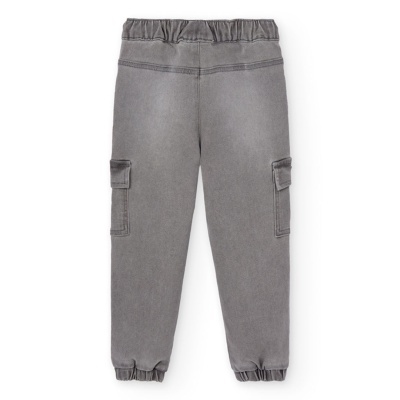 Calças cinzentas de criança com bolsos laterais e elástico na cintura e tornozelos
