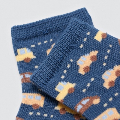 Meias azuis com padrão de carros coloridos