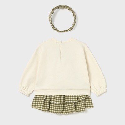 Vestido infantil branco com saia xadrez verde e branca e faixa de cabelo xadrez