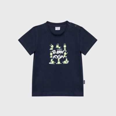 T-shirt infantil azul escuro com estampado e botões no ombro.