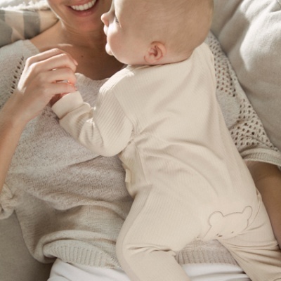 Macacão para bebé creme com urso estampado nas nádegas