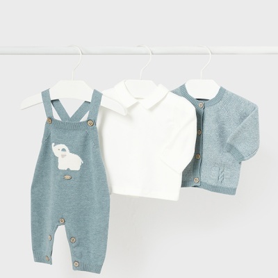 Conjunto de bebé azul e branco pendurado em cabides