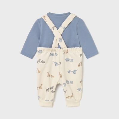 Conjunto infantil com body azul e calças creme com estampado de animais