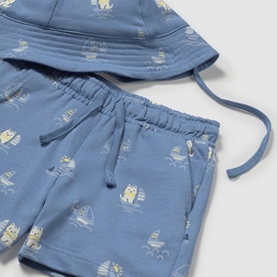 Conjunto infantil azul com padrão de barcos e urso, chapéu de abas e calções