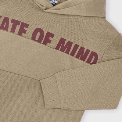 Sweatshirt com capuz castanho claro com texto vermelho e etiqueta preta