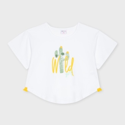 T-shirt branca com estampa de cactos e texto 'Wild' em amarelo