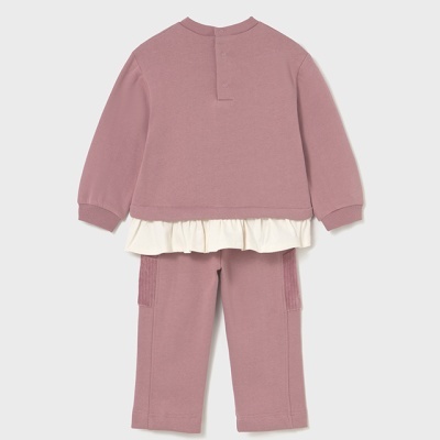 Conjunto de roupa infantil rosa antigo com folho branco, visto de costas
