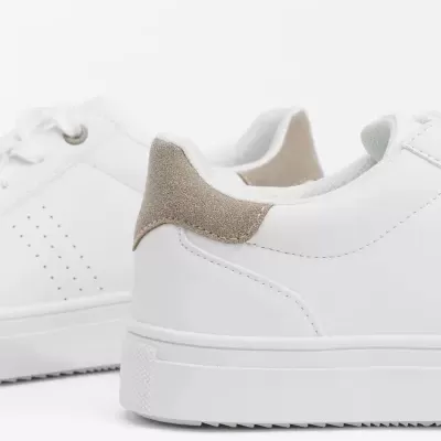 Ténis brancos com detalhes de camurça cinza claro no calcanhar