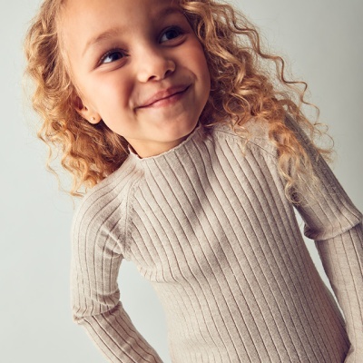 Camisola de malha bege claro para criança com padrão canelado e gola alta