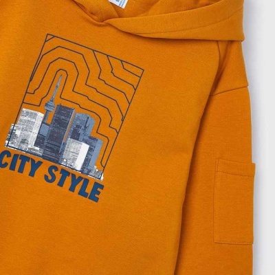 Camisola castanha com capuz, estampa CITY STYLE azul e bolso na manga