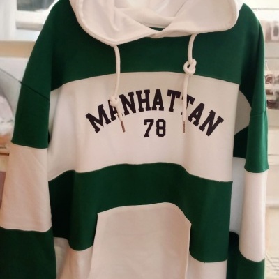 Sweatshirt às riscas verde escuro e branco com texto MANHATTAN 78