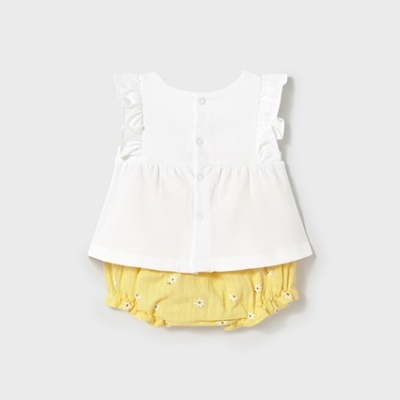Conjunto bebé branco e amarelo com padrão de flores pequenas.