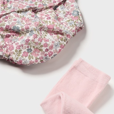 Conjunto infantil com bloomers florais e meias rosa claro