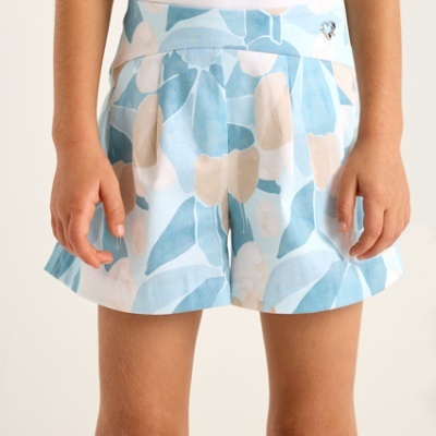 Calções de criança azul claro com padrão floral branco e bege