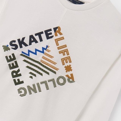 Camisola branca com estampado gráfico e texto colorido.