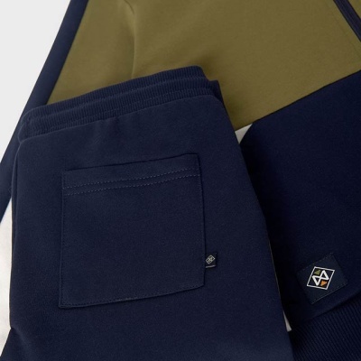 Conjunto de roupa desportiva azul escuro com detalhes castanho e branco