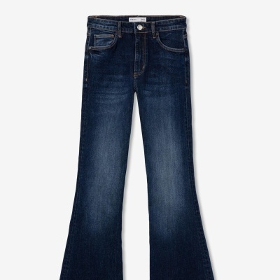 Calças de ganga azuis escuras flare sobre fundo branco