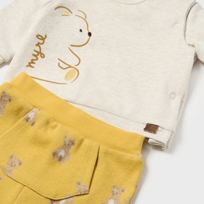 Conjunto de bebé branco com estampado de urso e calças amarelas com padrão de ursos.