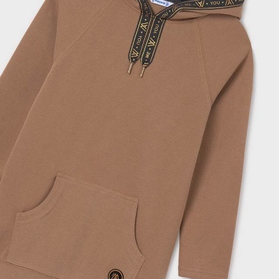 Camisola com capuz castanha com bolso frontal e cordões pretos com texto dourado