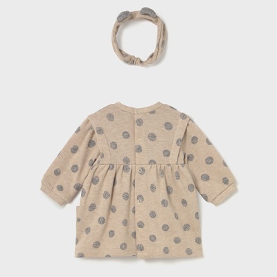 Vestido bege com bolas cinzentas e faixa de cabelo com orelhas.