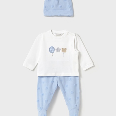 Conjunto de bebé com gorro e roupa azul e branca com ursinhos e balões