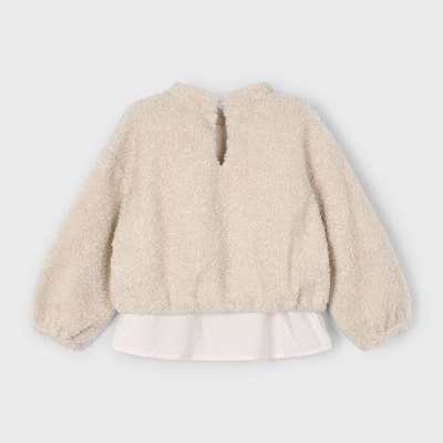 Casaco bege claro felpudo com mangas compridas e detalhe branco na bainha
