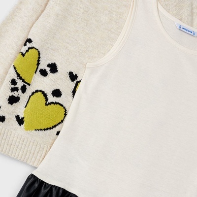 Camisola de malha bege com corações amarelos e vestido bege com saia preta de efeito couro