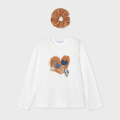 Camisola branca de manga comprida com estampado de corações e estrela, e elástico de cabelo castanho com bolinhas brancas