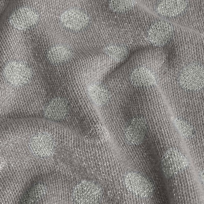 Tecido cinzento com bolinhas prateadas e textura de malha